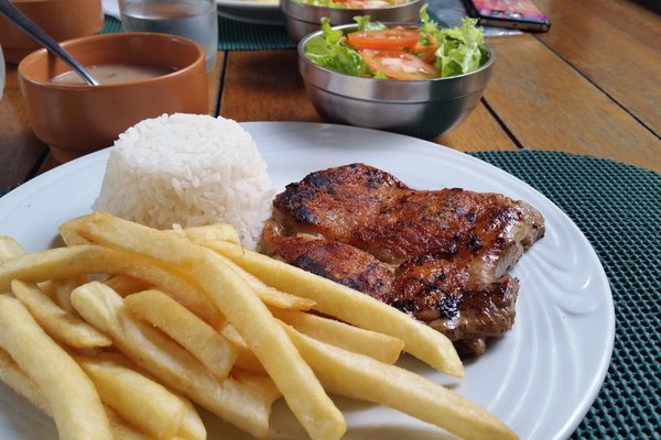 localizado de frente com praça – Foto de Bell Restaurante E Lanchonete,  Tremembé - Tripadvisor