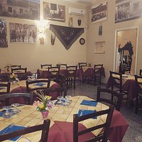 sala interna climatizzata ,e sala all'aperto per il periodo estivo