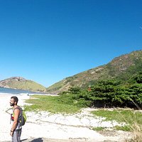 Praia do meio vista do ponto de chegada da trilha. Ao fundo a Pedra da tartaruga.