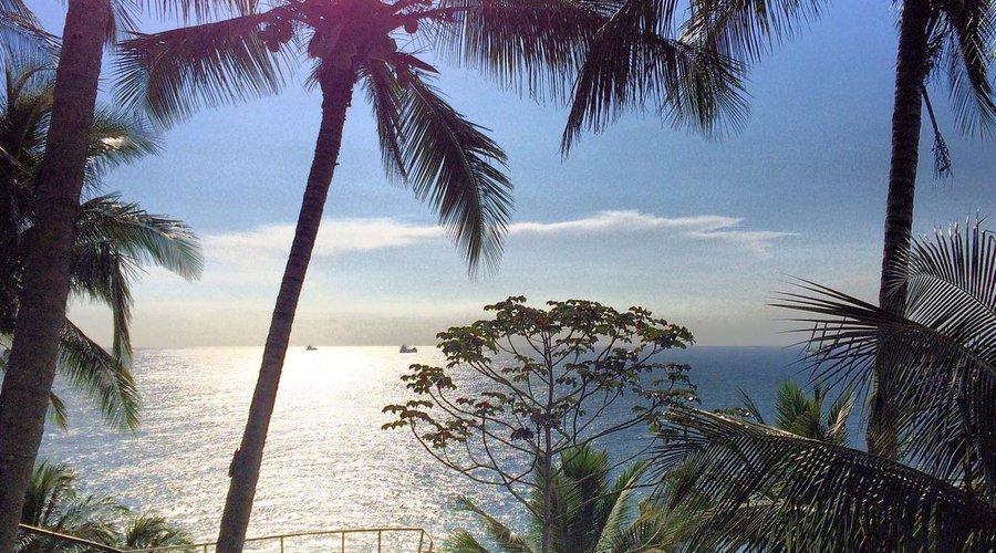 vista de mar aberto e pôr do Sol no deck da piscina