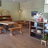店内中央から奥左側を見る