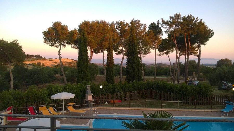 la piscina dell'agriturismo dalla terrazza del nostro appartamento
