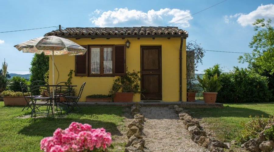 una camera con giardino ed ingresso indipendente