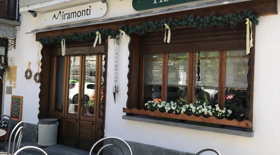 Aussenbereich des Restaurants und oben rechts: Terrasse der Zimmer