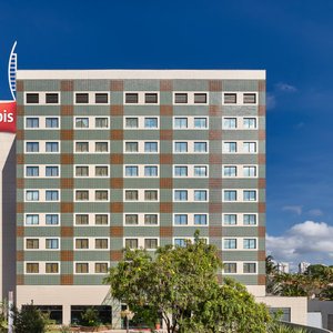 Em frente ao hotel temos uma larga e extensa pista de corrida, caminhada e ciclovia que proporci