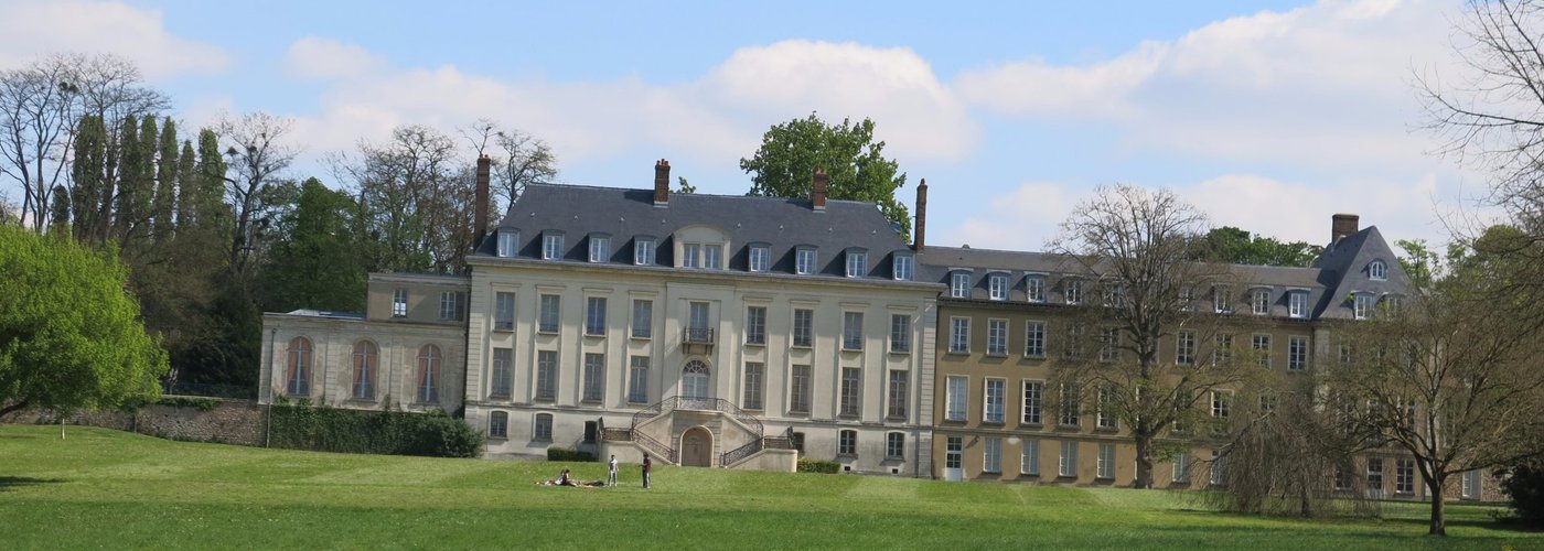 Façade arrière du Château et verte Prairie.