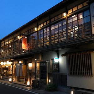 夜の外観