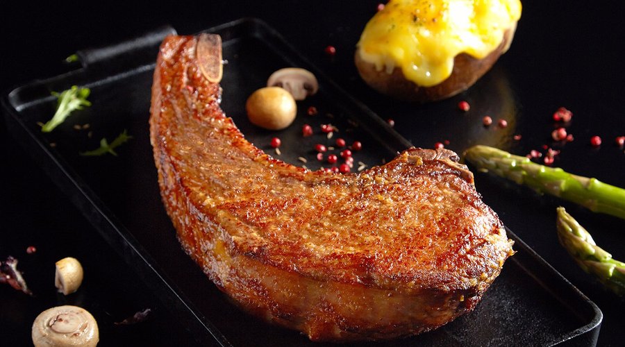 酥烤戰斧豬排佐莓果起司Crispy Pork Chop with Berry & Cheese Sauce