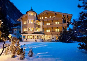 Hotel Garni Glockenstuhl in Mayrhofen, image may contain: Hotel, Resort, Villa, Plant