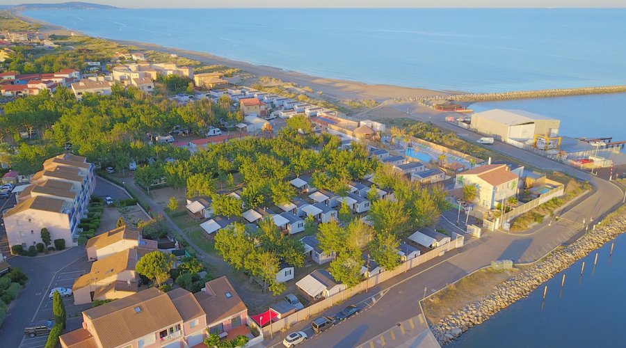 Accès direct à la plage et espace aquatique.
