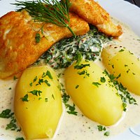 Gebr. Dorsch auf Blattspinat mit Kartoffeln und Dijon-Senfsoße 14,90 €.
