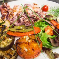 Calamars et légumes grillés