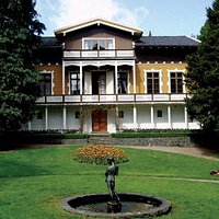Myren Gård er et lystgård i sveitserstil anlagt på midten av attenhundretallet.