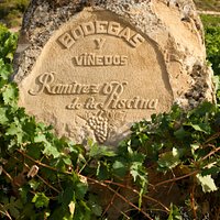 Grabado en piedra del viñedo de Baja Honda