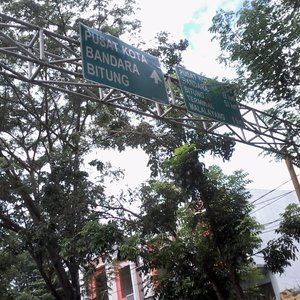 Rambu jalan dekat Tepi Pantai Motel di pantai Malalayang