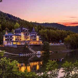 Retro Riverside Wellness Resort, hotel in Karlovy Vary