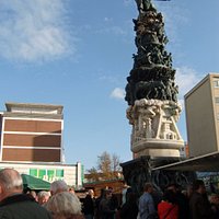 Das Monument zur Stadtgeschichte steht mitten in der Fußgängerzone vom Stadtteil Lebenstedt.