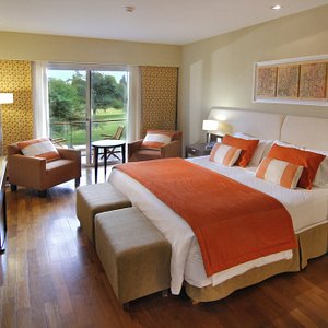 Habitación Premium. 36 m2. Luminosa y cómoda, con balcon vista a las sierras y al golf.