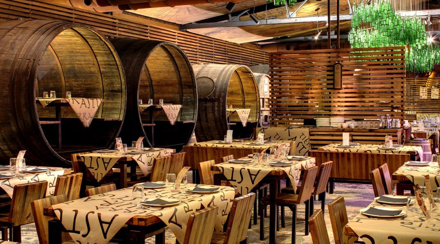 Comedor interior de la sidrería 