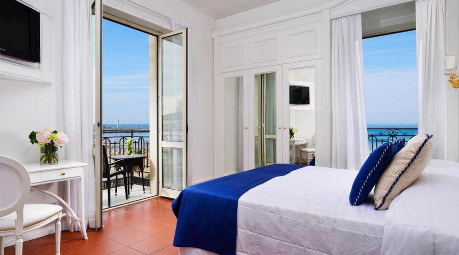 Panoramic Corner room with front sea view and 2 balconies