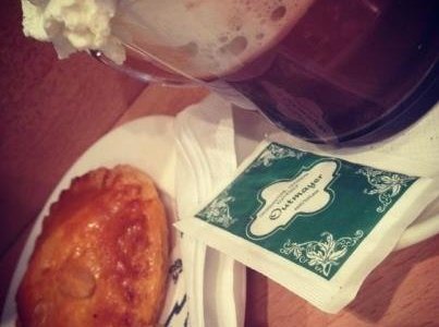 warme chocola met slagroon en een gevulde koek