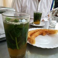 Té moruno y churros.