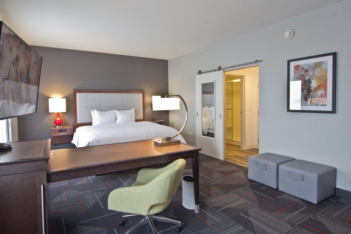 Hampton Inn & Suites Columbus Scioto Downs - hotel rooms