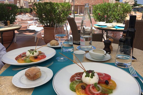 Explore the variety of ways to spend breakfast in St Tropez