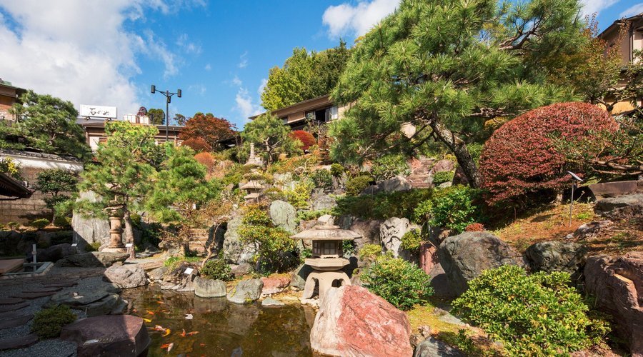中央に位置する2000坪の日本庭園