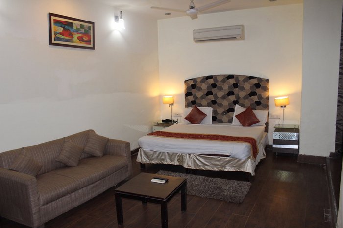 HOTEL DREAMZ RESIDENCY - Prices & Lodge Reviews (Karnal, India)