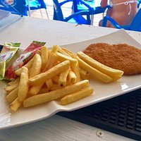Patatine fritte e cotoletta di pollo