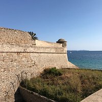 Une citadelle qui devrait prochainement être propriété de la mairie. Donc ouverte à terme au pub