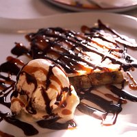 quesadilla de queijo, banana, doce de leite e caldas caseiras de caramelo e chocolate e sorvete