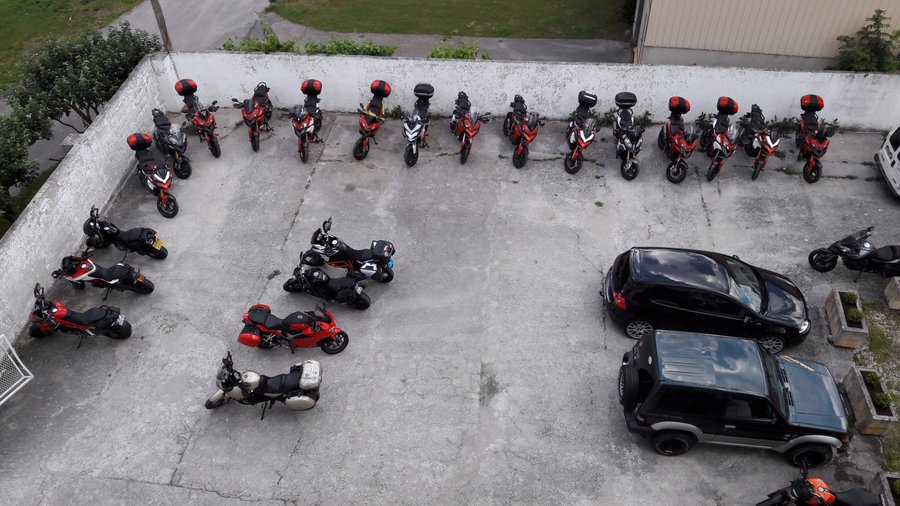 Grand parking moto.