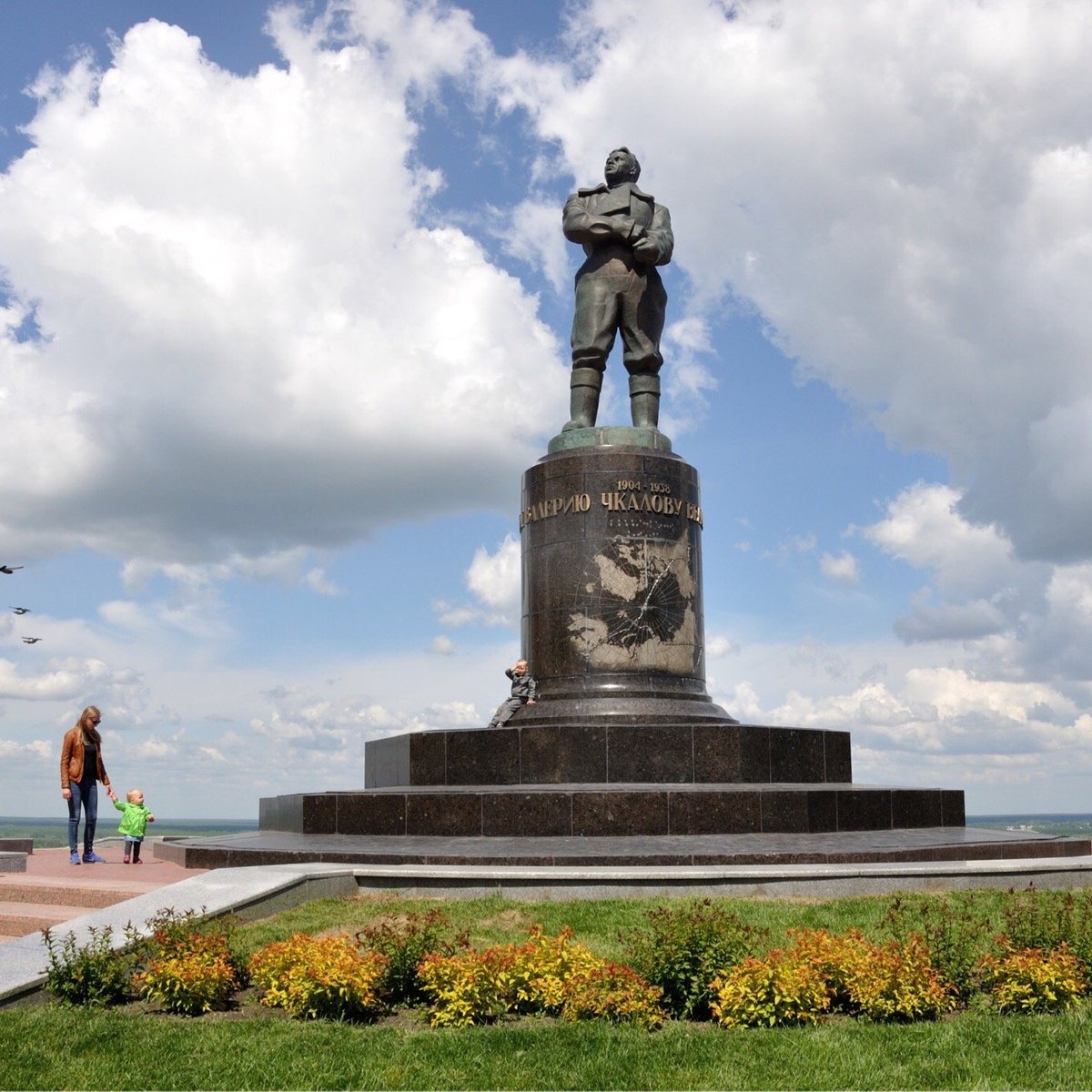 Чкалов нижний новгород. Чкалов памятник в Нижнем Новгороде. Памятник Валерию Чкалову. Чкалов Валерий Павлович памятник. Чкалов Валерий Павлович памятник Нижний Новгород.