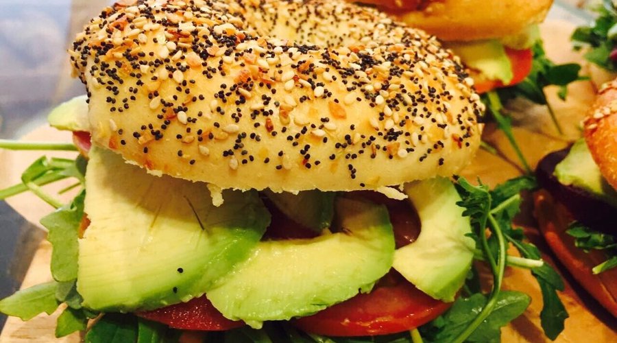 Taste Lübeck: Avocado Tom (USA Bagel, Avocado, Tomate, Feigen-Honig-Senf Sauce, Salat) #Vegetari