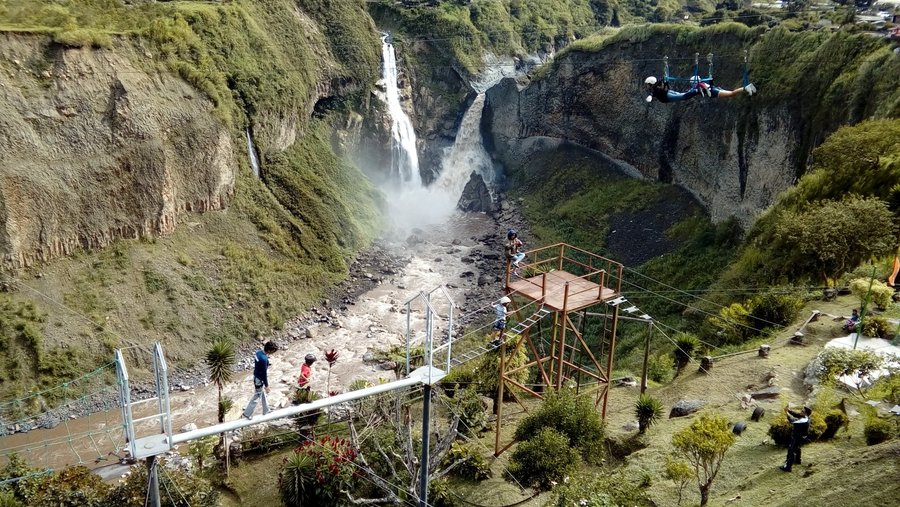 la emocionante  sensación  de volar  suspedido a 200 metros de altura en Canopy Agoyan Extremo