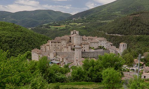 Questo il nostro fantastico borgo. Vallo Di Nera, un piccolo castello nella verde valnerina.