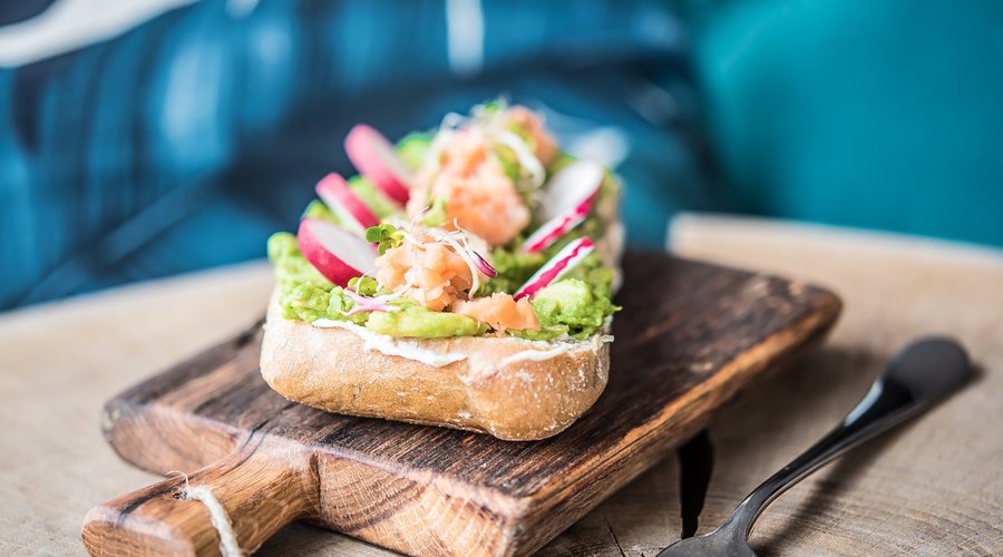 Kanapka z guacamole i łososiem