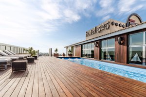 Pool & Beach