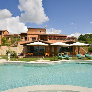 HOTEL CON  PISCINA TERMALE SOLFUREA A 37° ALIMENTATA DALLA PROPRIA SORGENTE CON UN RICAMBIO CONT