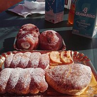 dolci tradizionali davanti e senza glutine dietro