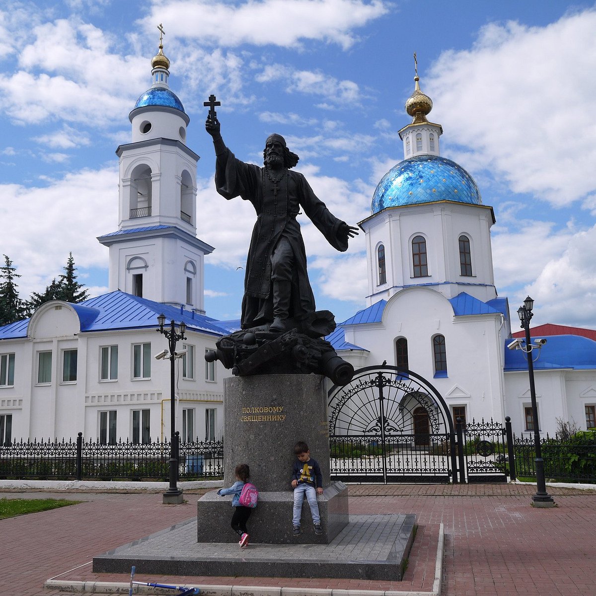 Малоярославец 10. Памятник полковому священнику Малоярославец. Малоярославец достопримечательности памятник священнику. Малоярославец скульптуры. Достопримечательности Малоярославецкого района.