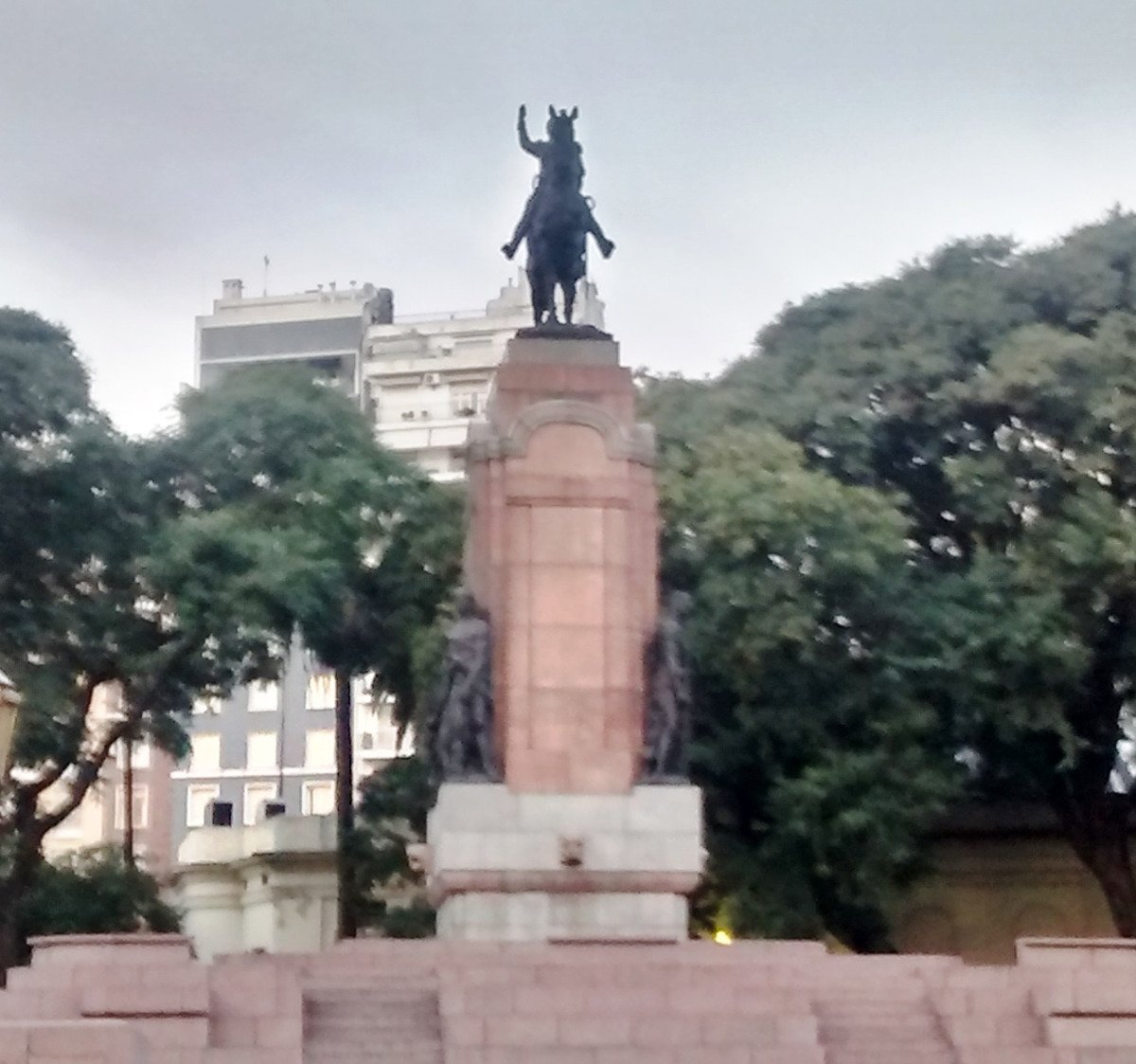 Uma escultura de pedra de tigre demônio gigante na floresta