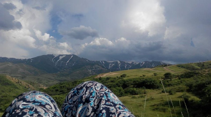 Невероятные горы, прекрасные лужайки, на которых можно отлично отдохнуть и подумать о смысле жиз