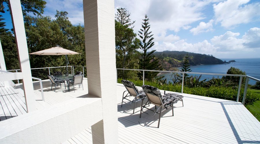 Clifftop Cottage - the deck view overlooking Cascade Bay 