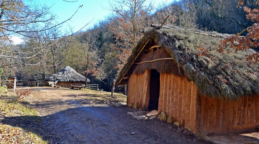 Réplica poblado prehistórico (Coves del Toll)