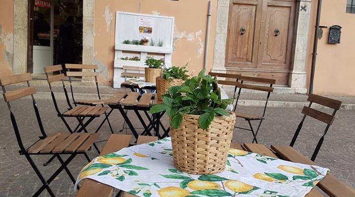 Il bello del locale, la piazzetta dove degustare gli ottimi taglieri