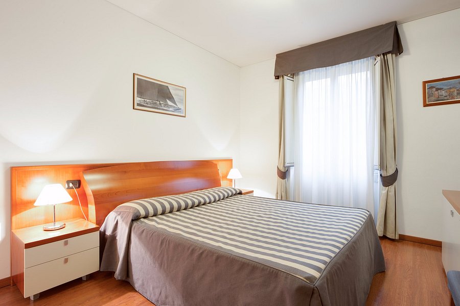 S Lodge Reviews Trieste Italy, Bedroom Chandelier Italian Lighting Centre Municipio Mara
