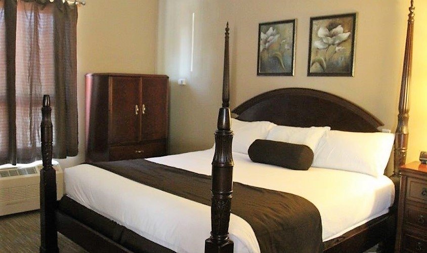 Deluxe Jacuzzi Suite